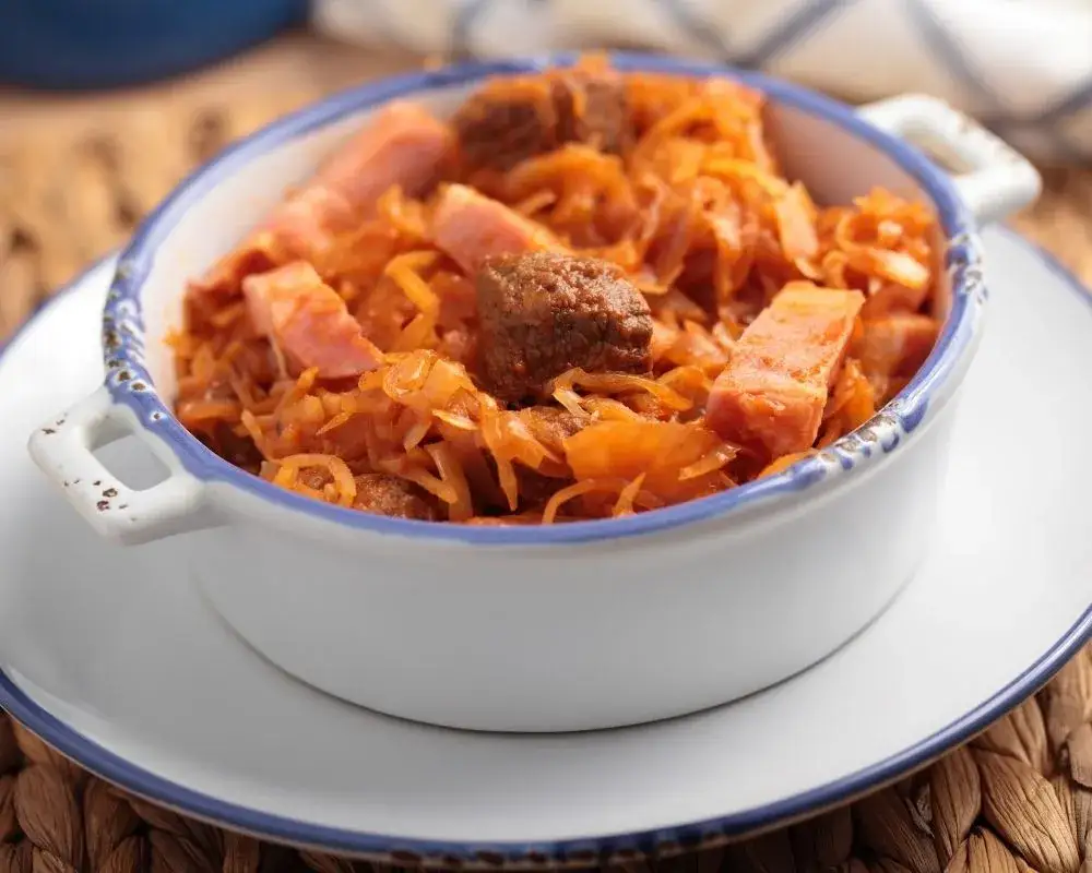 Jakie przyprawy dodać do bigosu, by podkreślić jego smak i aromat?