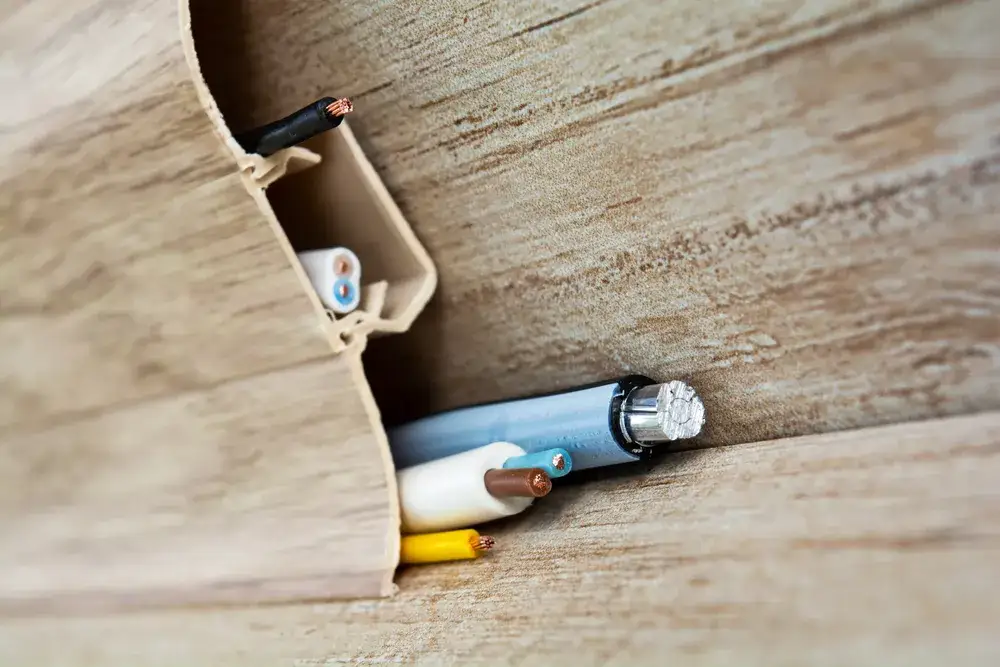 Jak ukryć wystające kable ze ściany i poprawić estetykę wnętrza