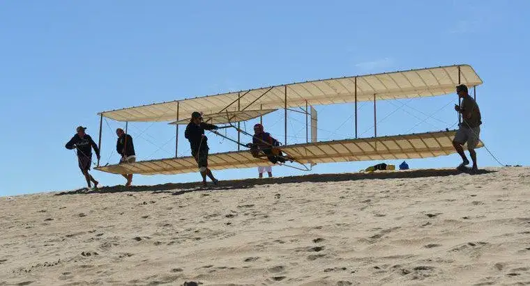 W którym roku wynaleziono samolot? Poznaj fascynującą historię!