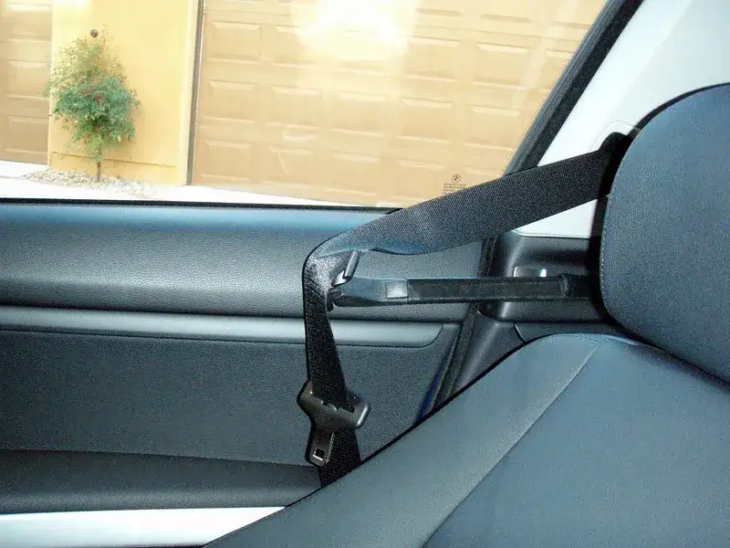 Jak rozwinąć pas bezpieczeństwa w prosty sposób i uniknąć problemów