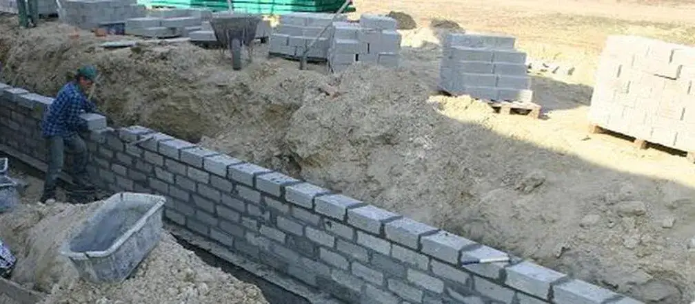 Jaka klasa zaprawy do bloczków betonowych zapewnia trwałość konstrukcji?