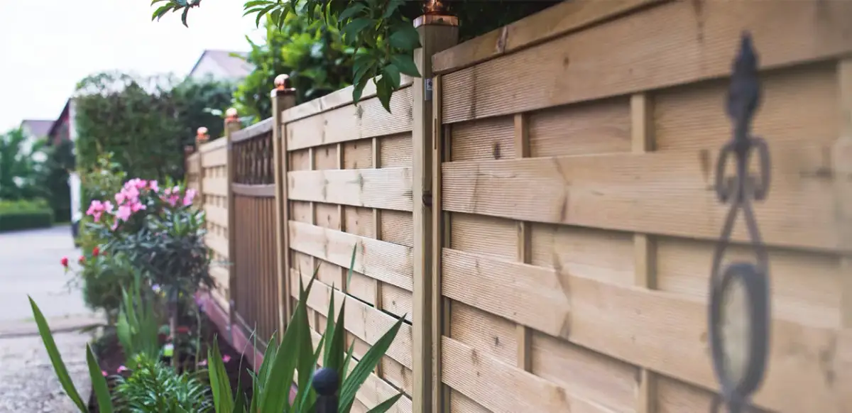 Czym pomalować płot lamelowy, aby uzyskać trwały efekt i ochronę?