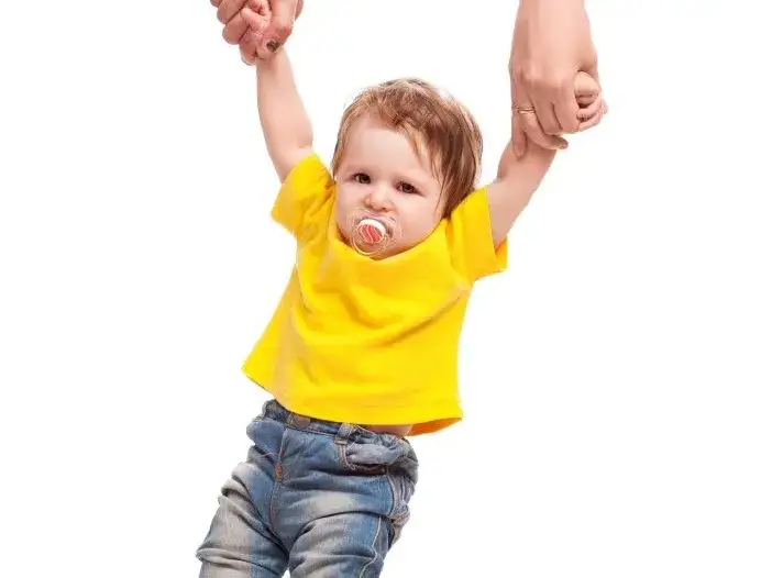 Jak skutecznie nastawić łokieć opiekunki u dziecka bez bólu