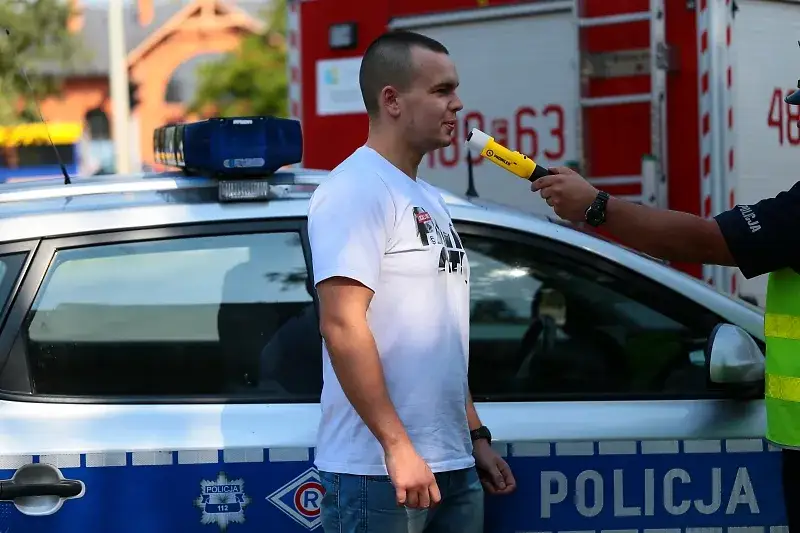 Kto może badać alkomatem? Poznaj przepisy i zasady dotyczące testów