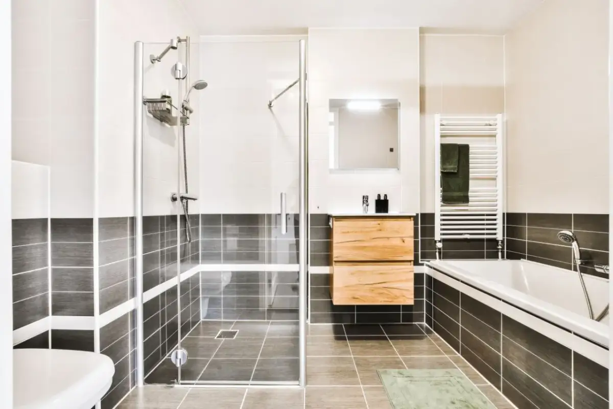 Jak urządzić łazienkę z kabiną: 10 pomysłów na stylową aranżację