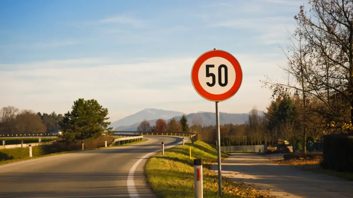 Ile można jechać autostradą z przyczepą? Sprawdź limity prędkości