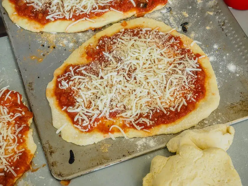 Czy pizzę piec na papierze do pieczenia? Oto korzyści i wskazówki