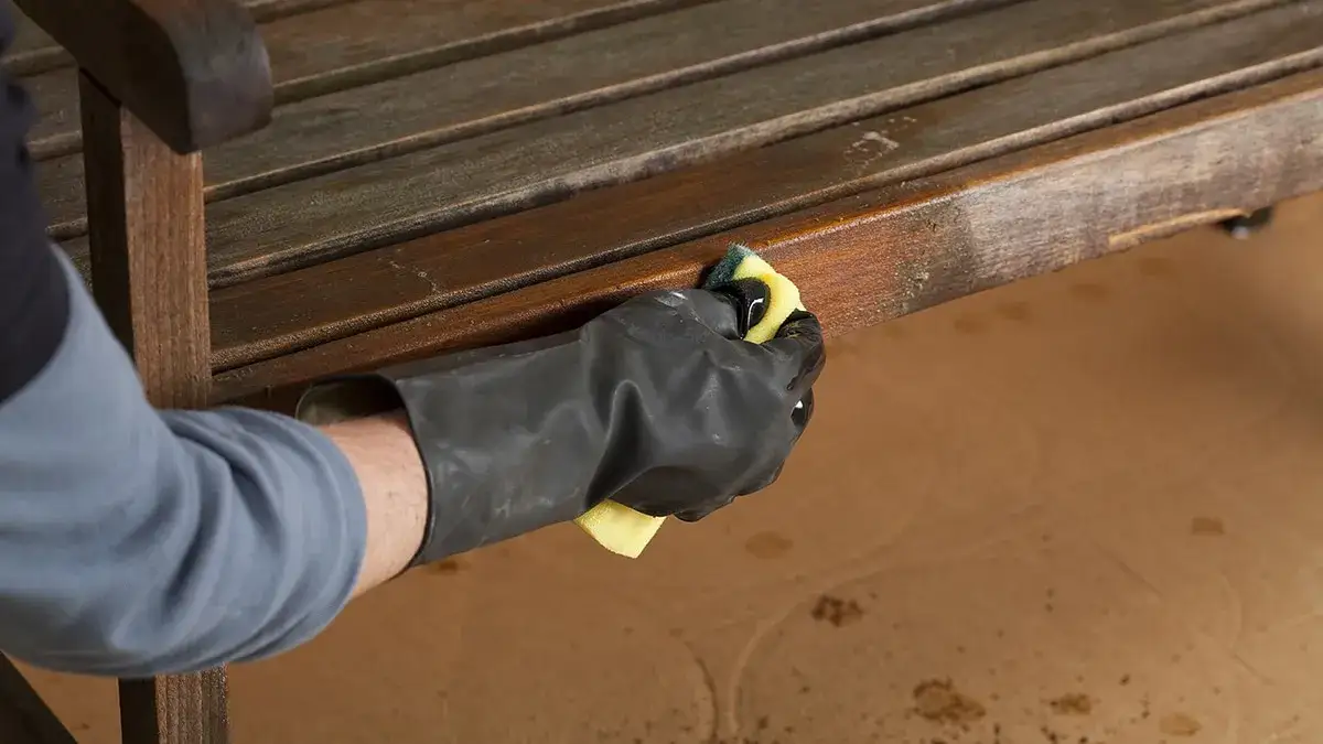 Czym pomalować drewnianą ławkę ogrodową, aby dobrze wyglądała i trwała?