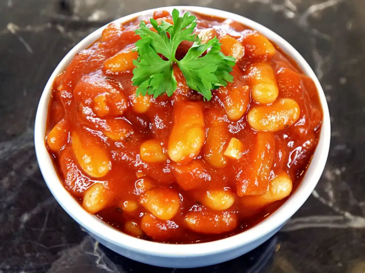 Fasolka w sosie pomidorowym – z czym ją jeść, by danie było idealne?