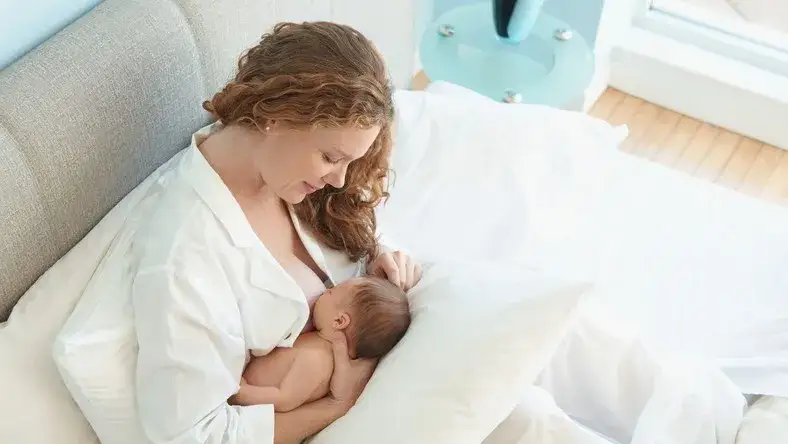 Jak usypiać niemowlę karmione piersią: skuteczne metody na sen