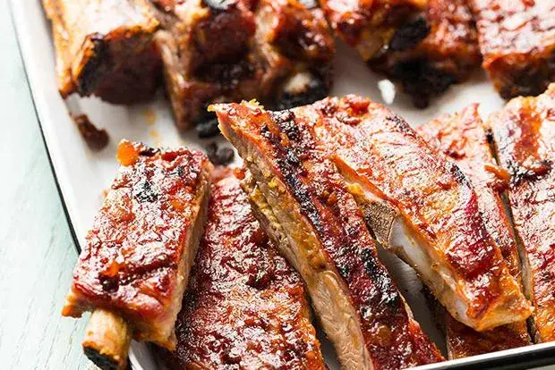 Co ugotować z wędzonych żeberek? Pyszne przepisy na dania pełne smaku