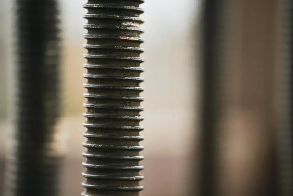 Bezpieczny montaż w firmie – rola prętów gwintowanych