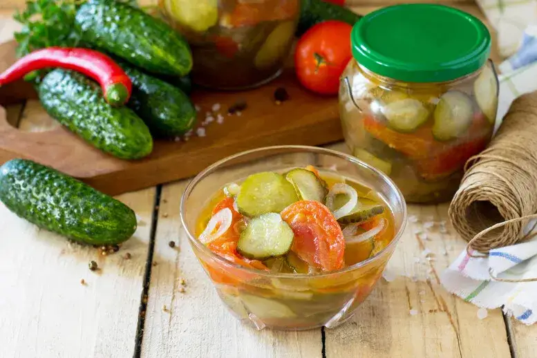 Jak zrobić sałatkę z ogórków, która zachwyci Twoich gości