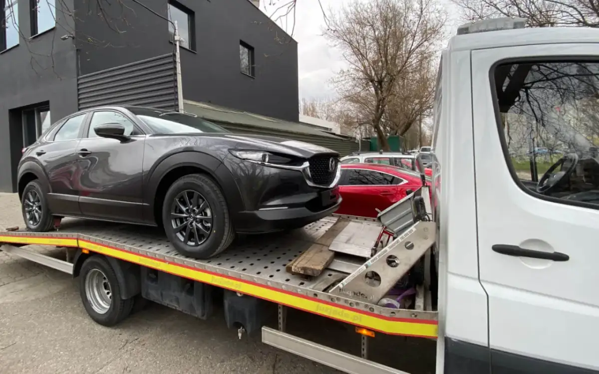 Jak bezpiecznie i legalnie przewieźć auto bez tablic rejestracyjnych? Praktyczne porady