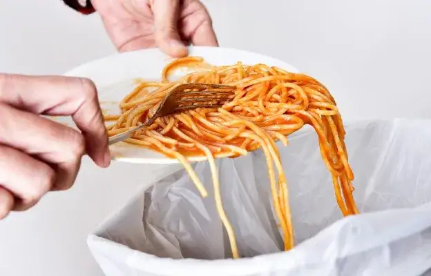 Czy wyrzucanie jedzenia to grzech? Odkryj moralne konsekwencje marnotrawstwa