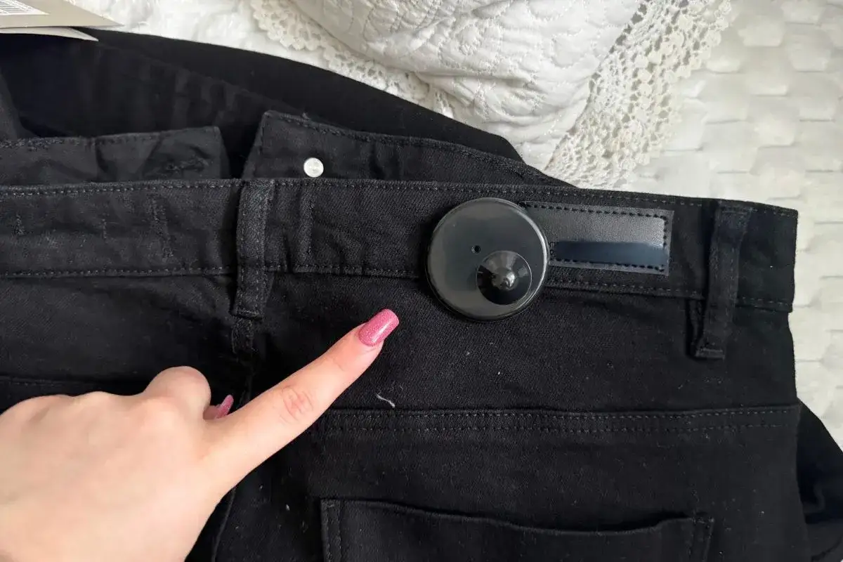 Jak zdjąć okrągły klips z ubrania bez uszkodzenia materiału