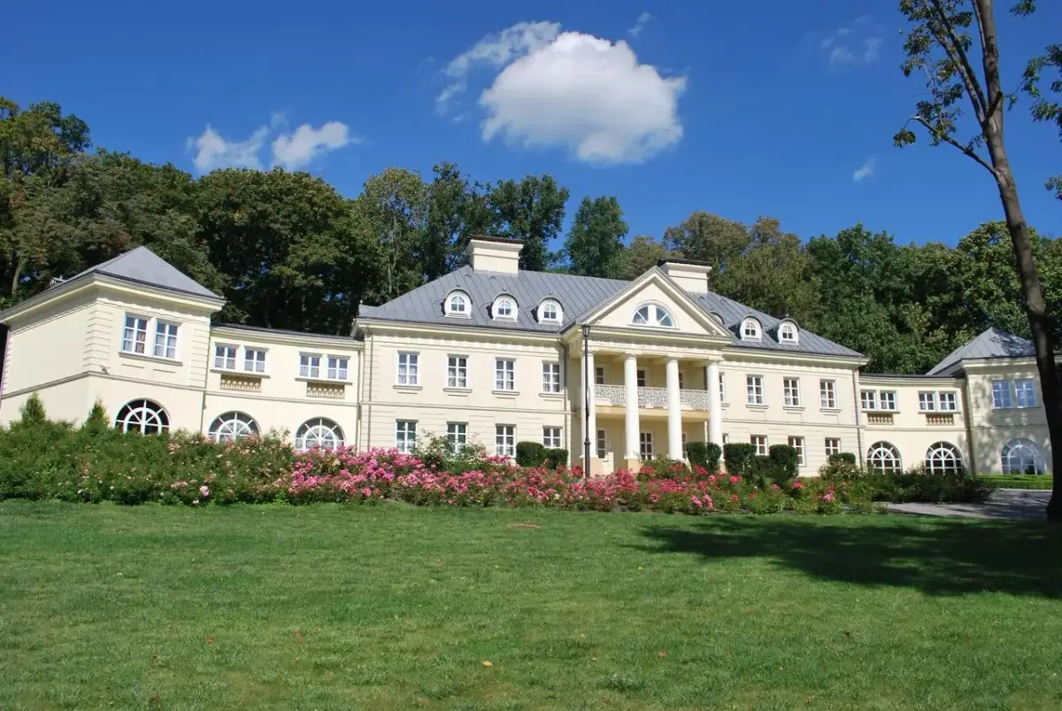 Pałac w Śmiłowicach: Historia, atrakcje i wyjątkowe usługi hotelowe