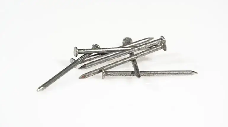 Jak wbijać gwoździe tapicerskie bez uszkadzania materiału