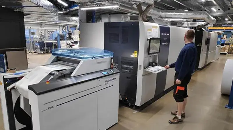 Kto pracuje w drukarni? Poznaj kluczowe role i umiejętności