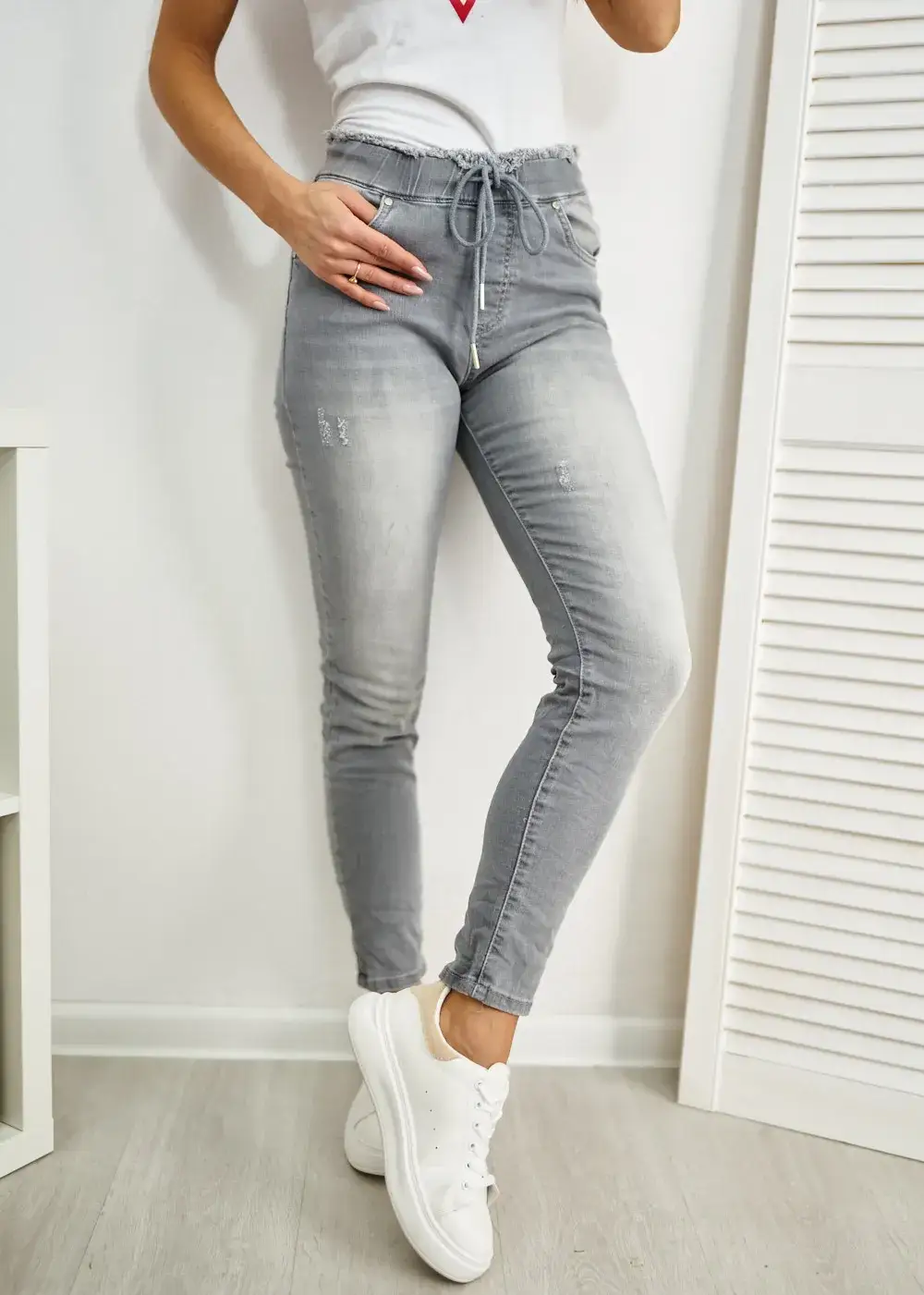 Szare jeansy stylizacje: 10 modnych outfitów na każdą okazję