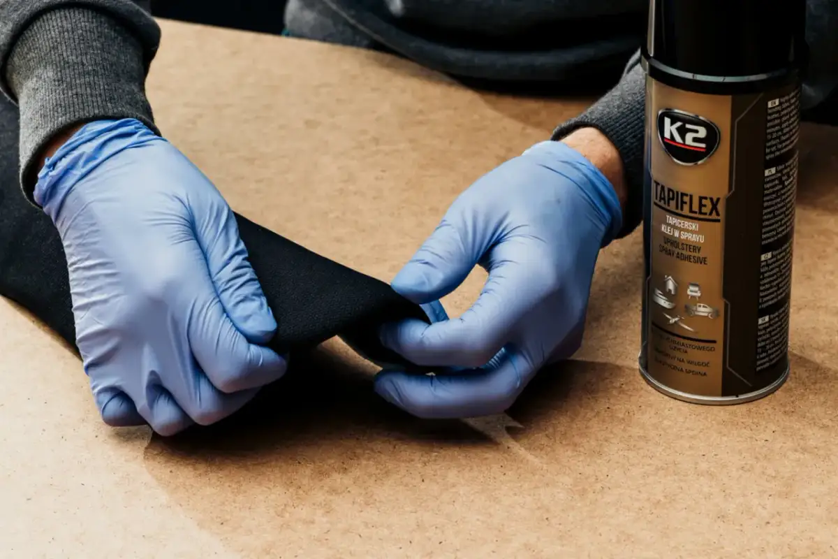 Jak skutecznie przykleić podsufitkę w samochodzie – najlepsze metody i kleje