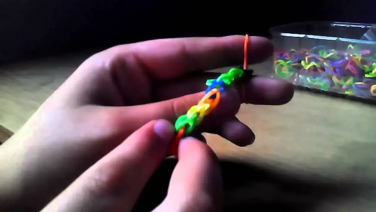 Jak zrobić bransoletkę z gumek na palcach - proste kroki i porady