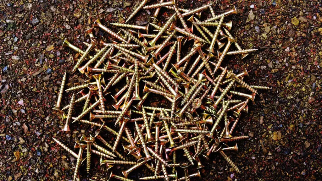 Gwoździe czy wkręty do kontrłat? Odkryj najlepszy wybór dla trwałości