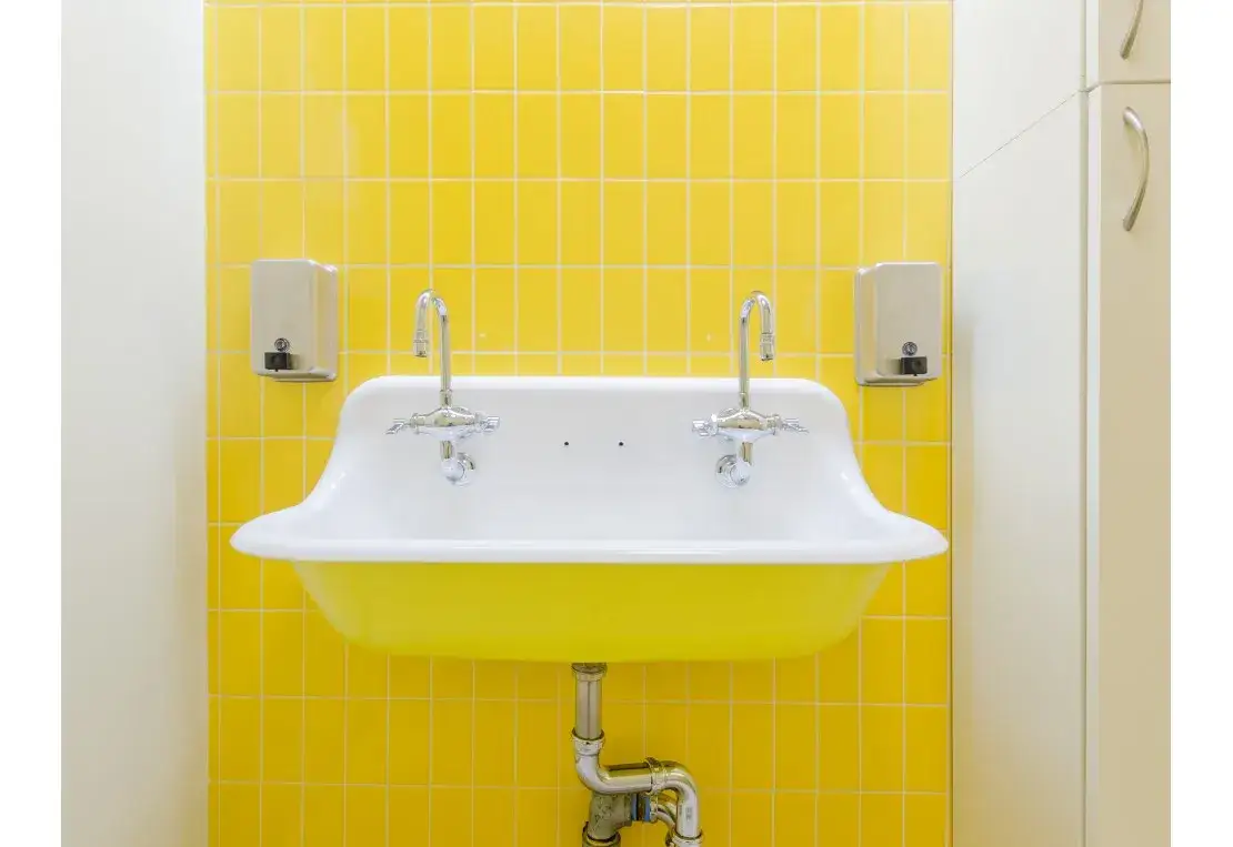 Jakie dodatki do żółtej łazienki sprawią, że będzie wyglądać olśniewająco?
