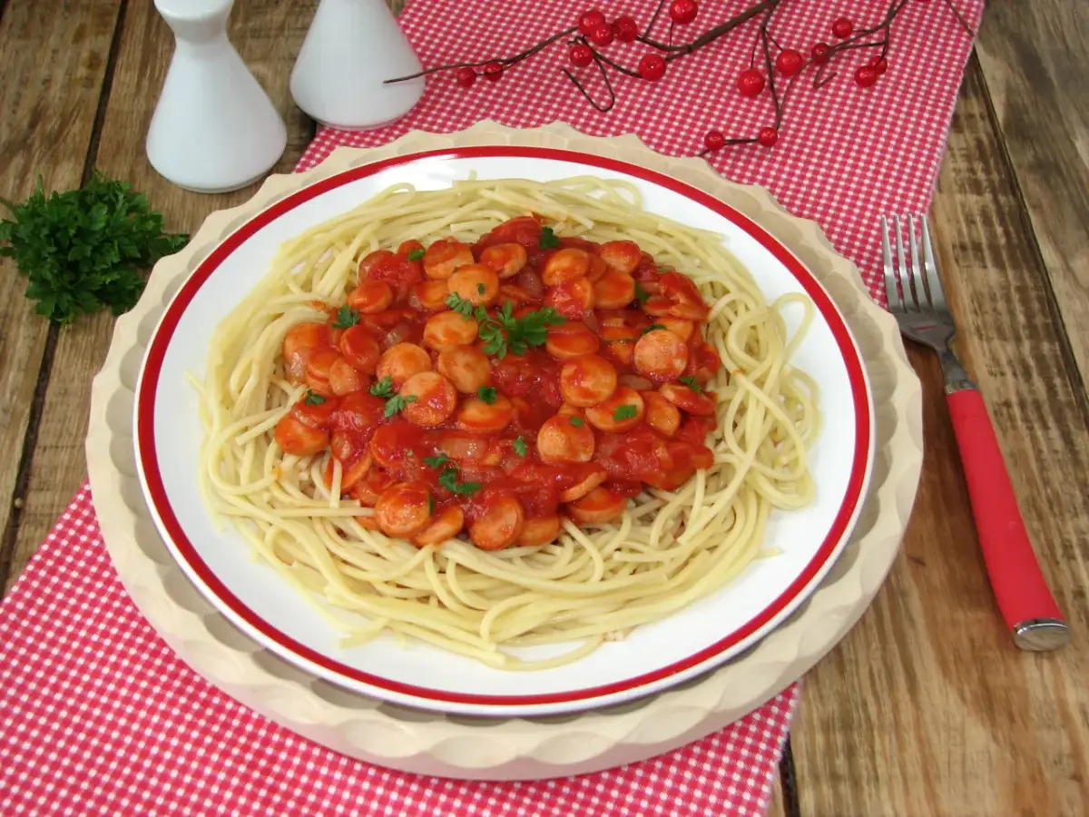 Proste i pyszne spaghetti z parówkami - idealne na szybki obiad