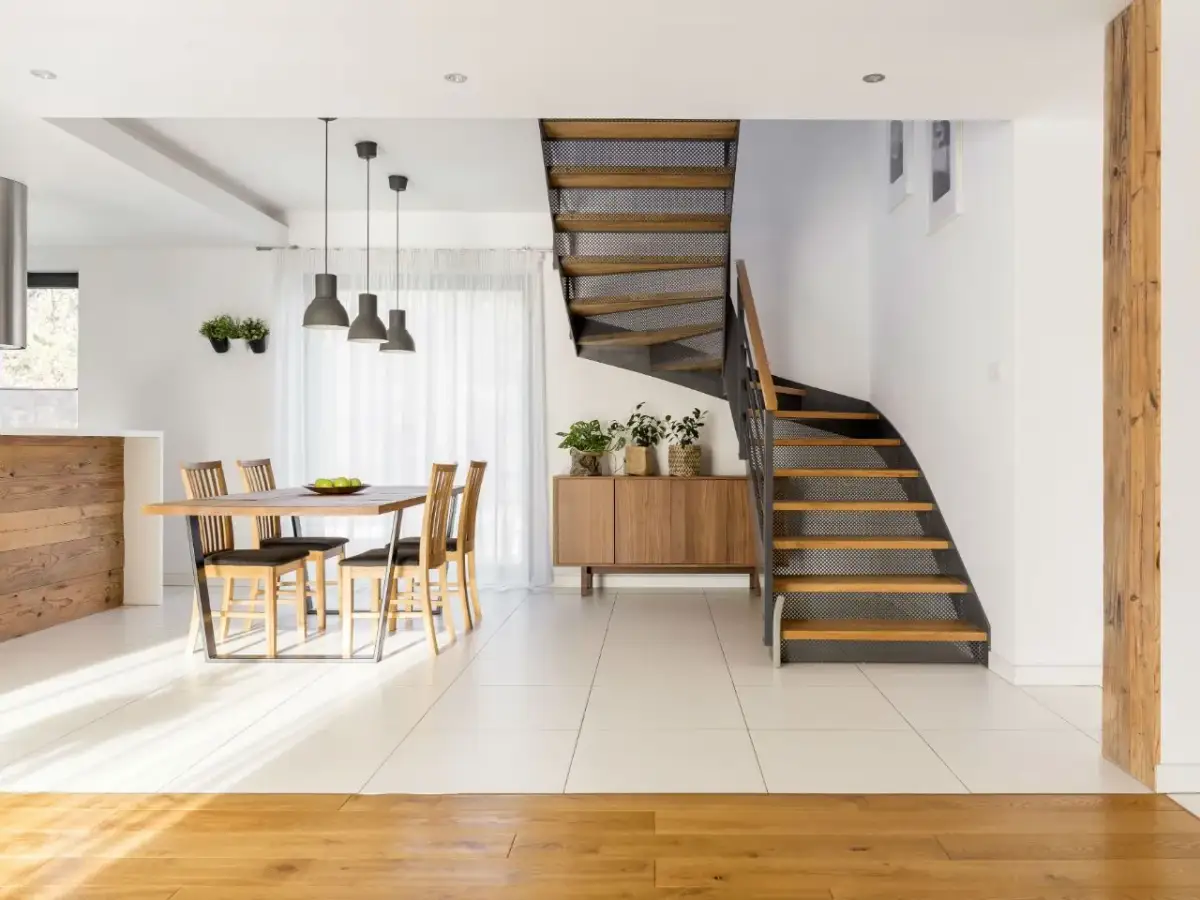 Jakie schody na poddasze gdy mało miejsca – najlepsze rozwiązania do małych przestrzeni