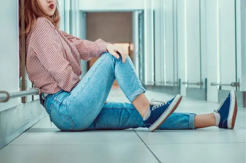 Granatowe buty: 5 stylizacji i kolory, które zawsze pasują