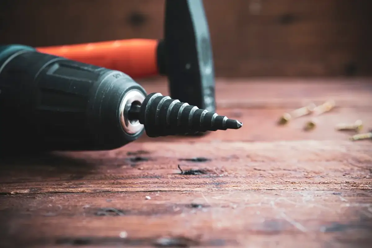 Jak naostrzyć wiertło stopniowe i uniknąć kosztownych błędów