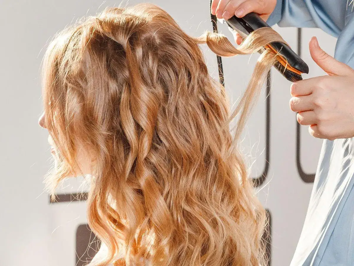 Jak zrobić loki prostownicą - unikaj najczęstszych błędów i zyskaj efektowne loki