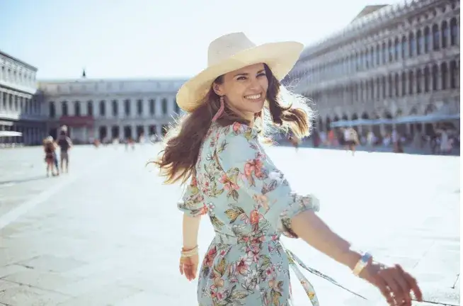 Jaki naszyjnik do sukienki w kwiaty, by uniknąć modowych wpadek?