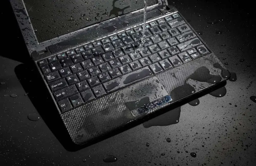 Czy zalany laptop będzie działał? Kluczowe kroki i porady na ratunek
