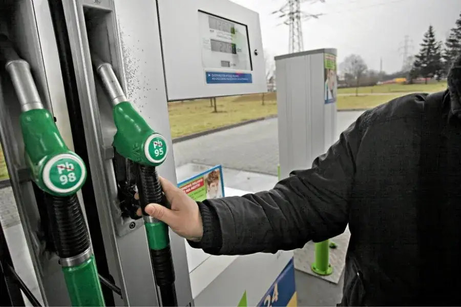 Kiedy stanieje benzyna? Sprawdź prognozy i uniknij wysokich kosztów
