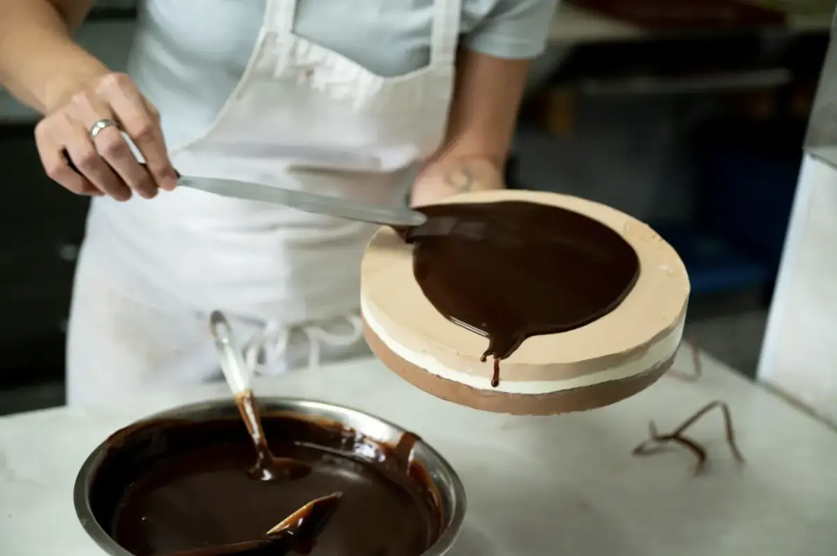 Pracownia cukiernicza – jak naprawdę wygląda codzienność mistrzów słodkości?