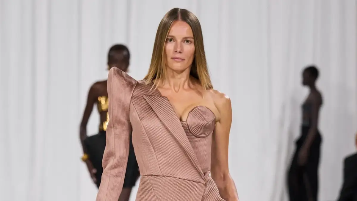 Pudrowy róż w modzie: dlaczego to kolor, który musisz znać?