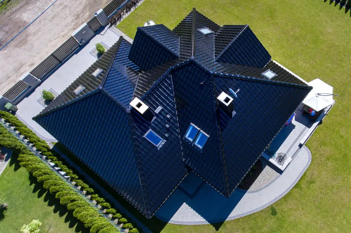 Dachówka glazurowana – co to znaczy i jakie ma właściwości?