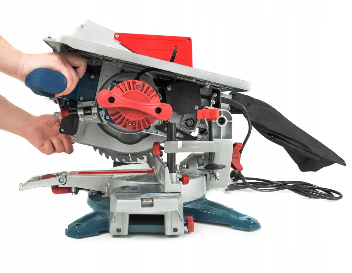 Pilarka stołowa czy ukośnica – która maszyna jest lepsza do drewna?