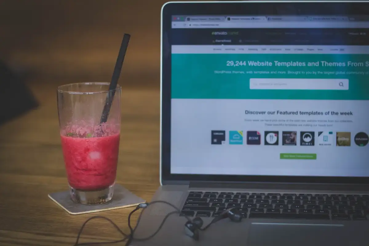 Jak działa przeglądarka internetowa w telewizorze? Odkryj różnice i triki