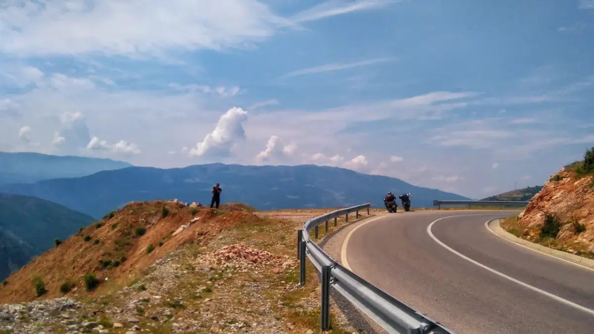 Najpiękniejsze trasy motocyklowe w Albanii: malownicze drogi i praktyczne porady