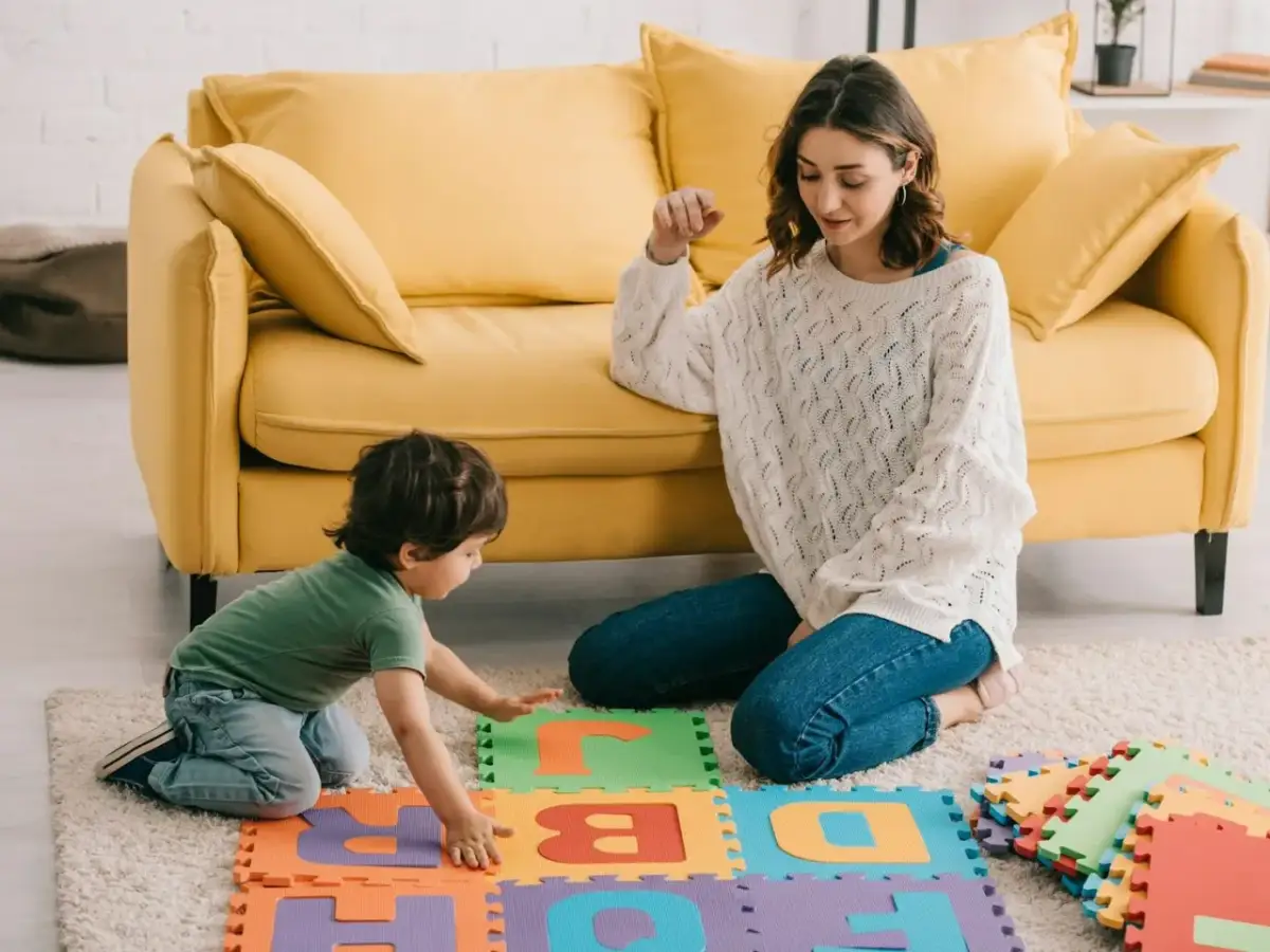 Jaką matę edukacyjną kupić, aby wspierać rozwój dziecka?