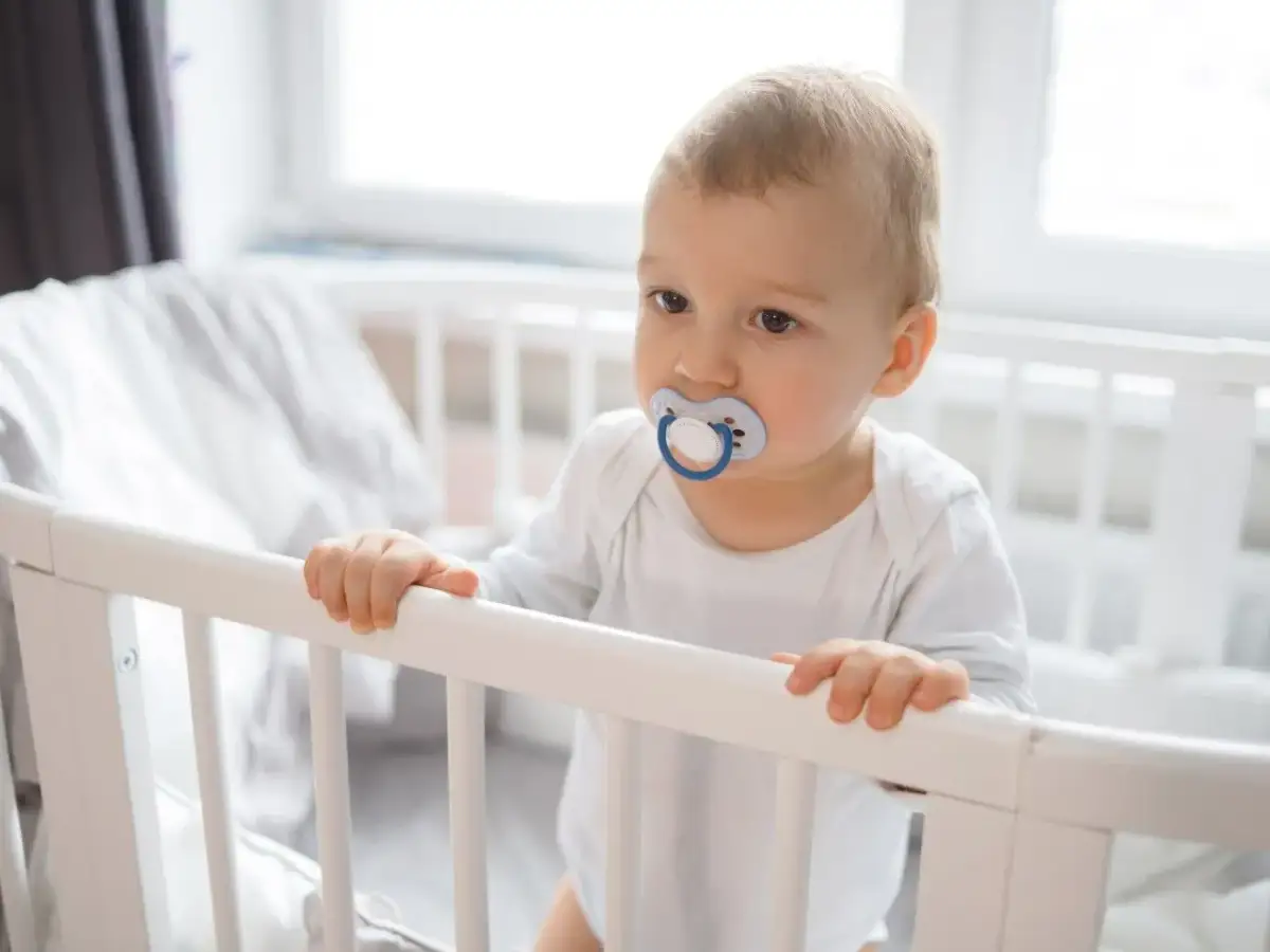 Jak wybrać bezpieczne i wygodne łóżeczko dla rocznego dziecka? Praktyczne porady
