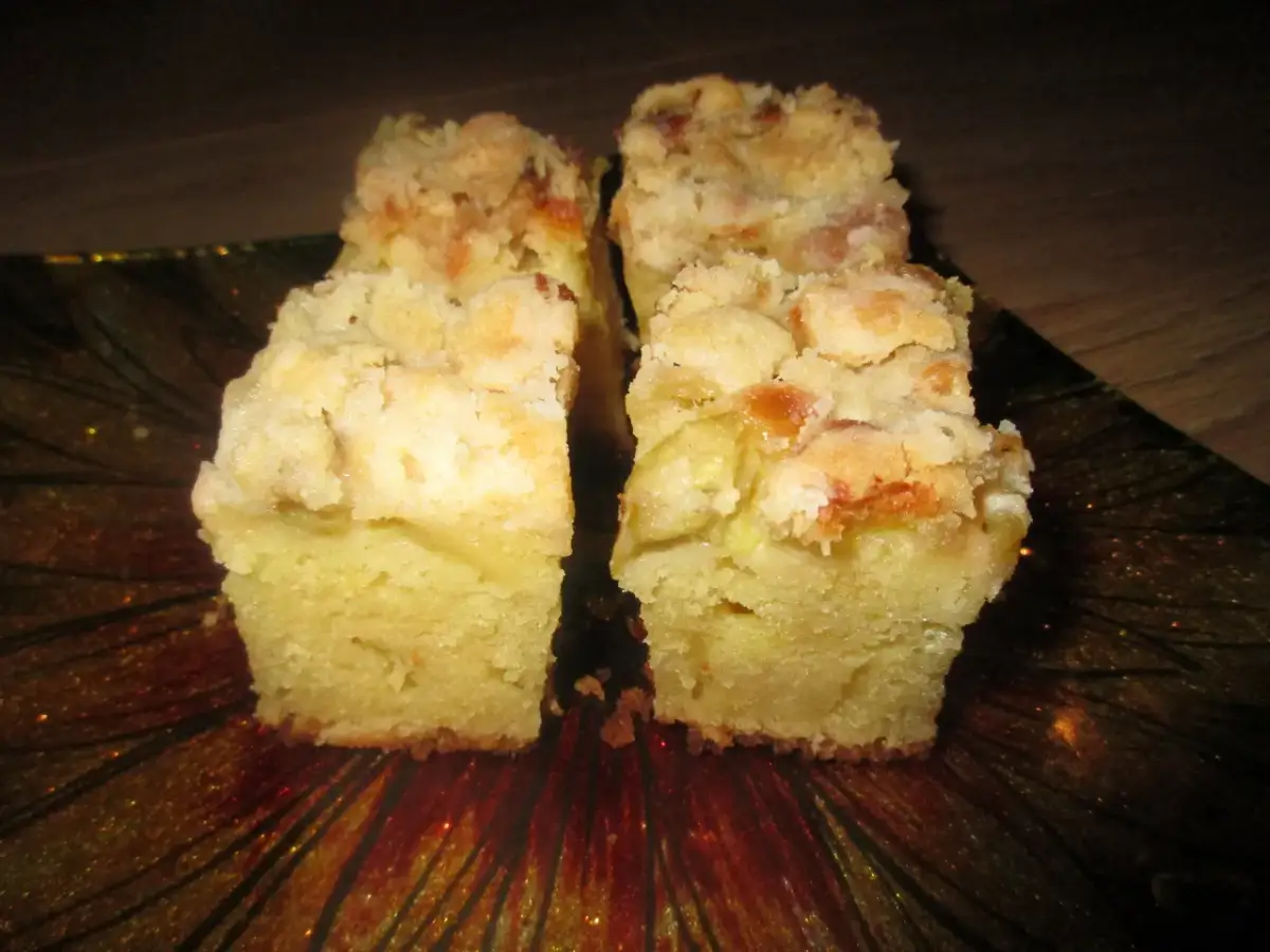 Przepis na ciasto jogurtowe z rabarbarem i kruszonką, które zachwyci każdego