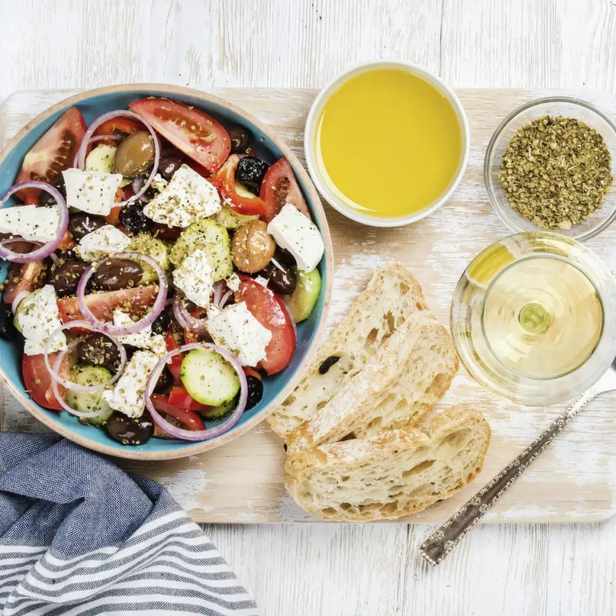 Prosty przepis na sos do sałatki greckiej – zrób go w 5 minut bez błędów