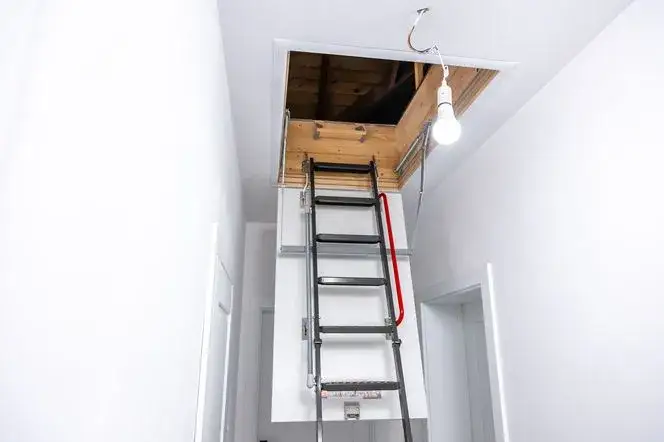Jak zamontować właz na strych – prosta instrukcja krok po kroku