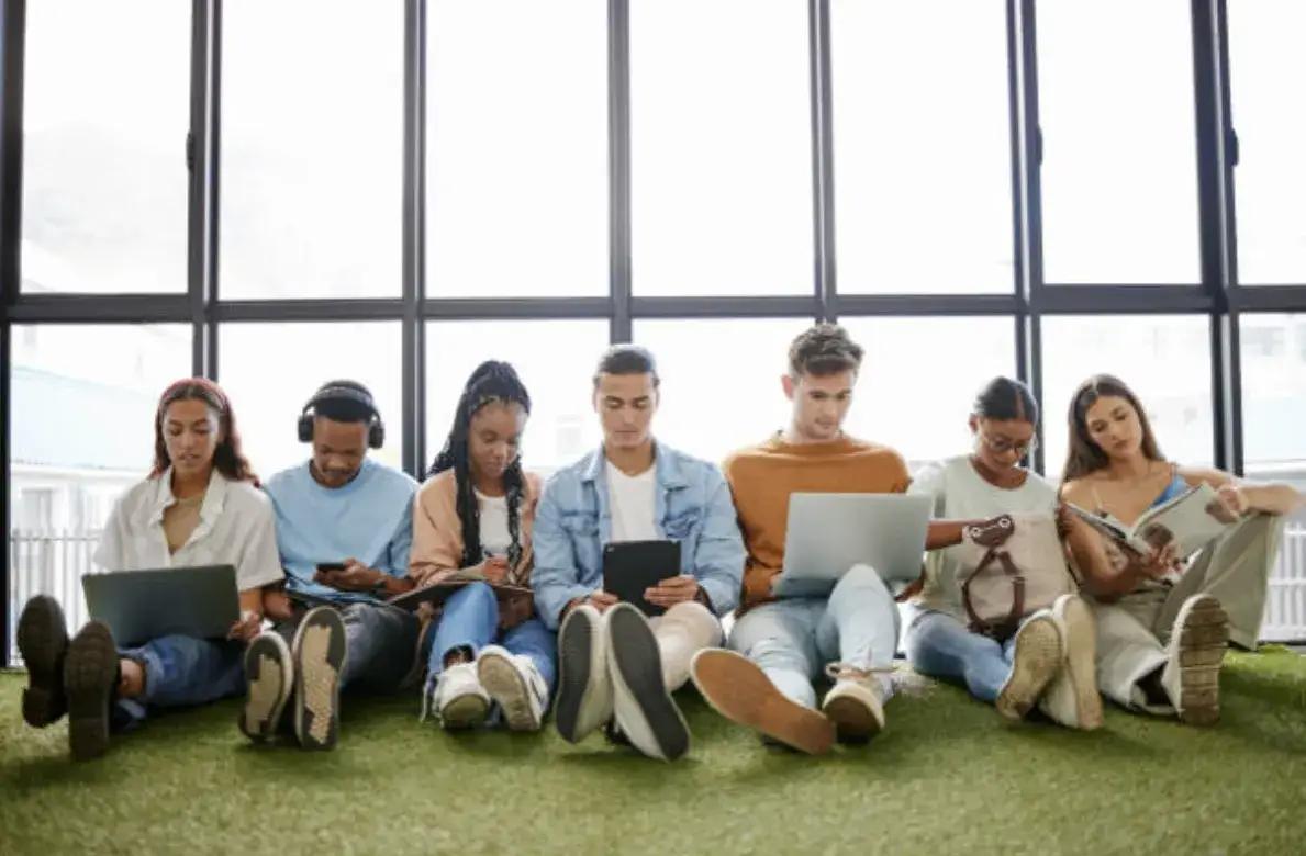 Cyfrowe nawyki Gen Z: wpływ TikToka, gier i finansów na emocje