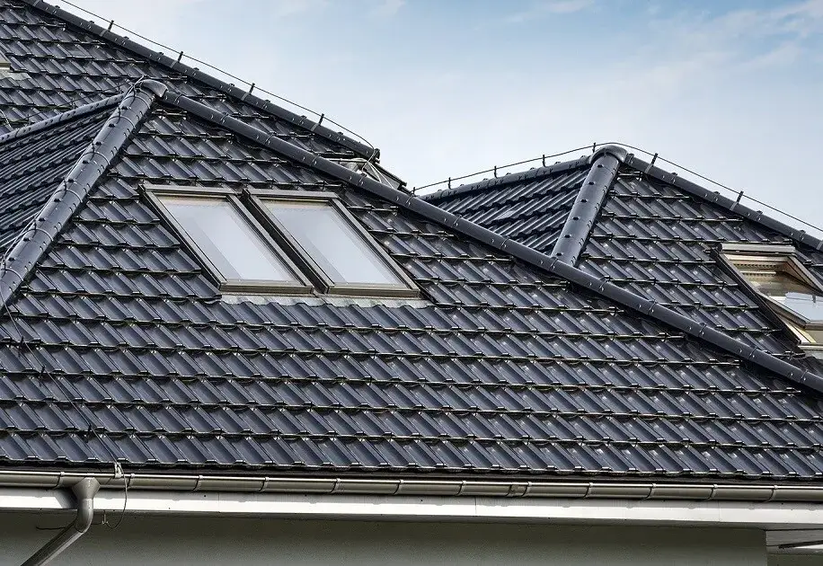 Dachówka ceramiczna czy blacha - który wybór jest lepszy dla twojego dachu?