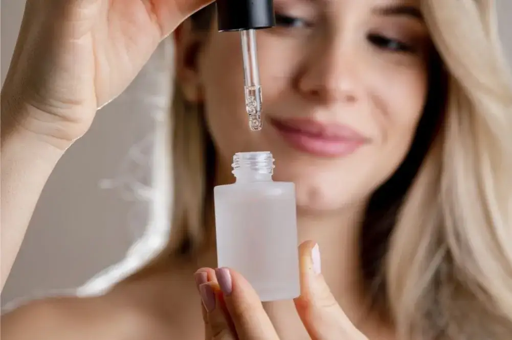 Jak używać serum do włosów, aby uniknąć zniszczeń i uzyskać blask